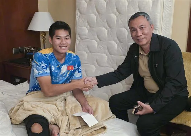 Hình ảnh đội ngũ nhân viên you88 bet đa dạng đang làm việc cùng nhau, thể hiện sự hợp tác và chuyên nghiệp